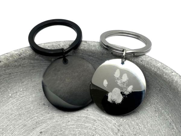Runder Schluesselanhaenger mit Gravuroption, Schwarz oder Silber