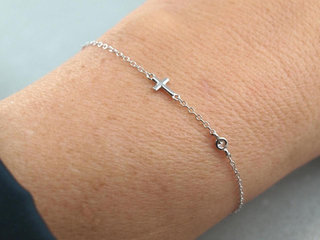 Silbernes filigranes Armband mit eingefasstem Kreuz und Zirkonia als Geschenkidee zur Taufe