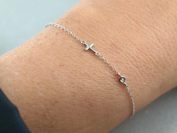 Silbernes filigranes Armband mit eingefasstem Kreuz und Zirkonia als Geschenkidee zur Taufe