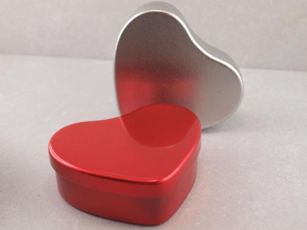Silberne und rote Herzdose mit Stülpdeckel und Gravur Option als romantische Geschenkverpackung