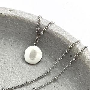 Kette aus Edelstahl mit Gravuranhaenger und individuellem Fingerabdruck