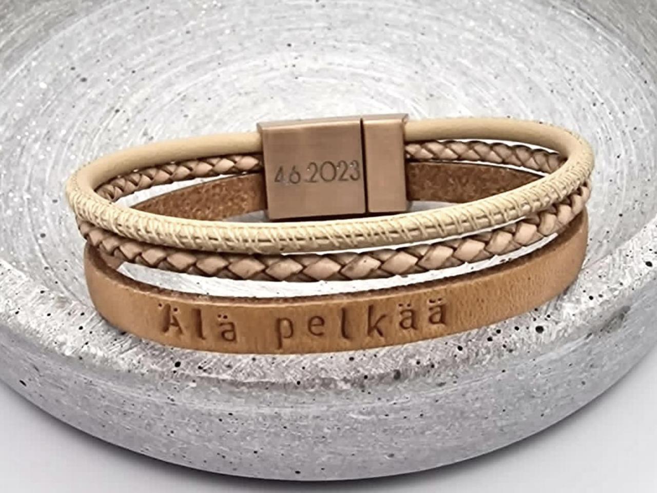Lederarmband in beige mit rosegoldenem Magnetverschluss mit Innengravur und Lederstempelung