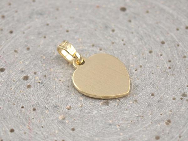 Rueckseite des diamantierten Herzanhaengers aus vergoldetem 925er Silber mit Gravur Option