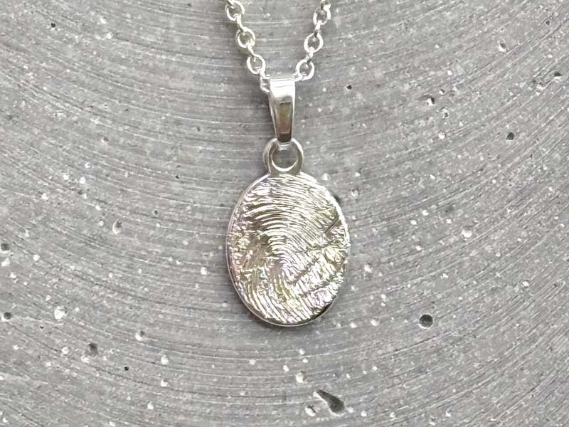 Ovaler Anhänger Silber mit Fingerabdruck Gravur