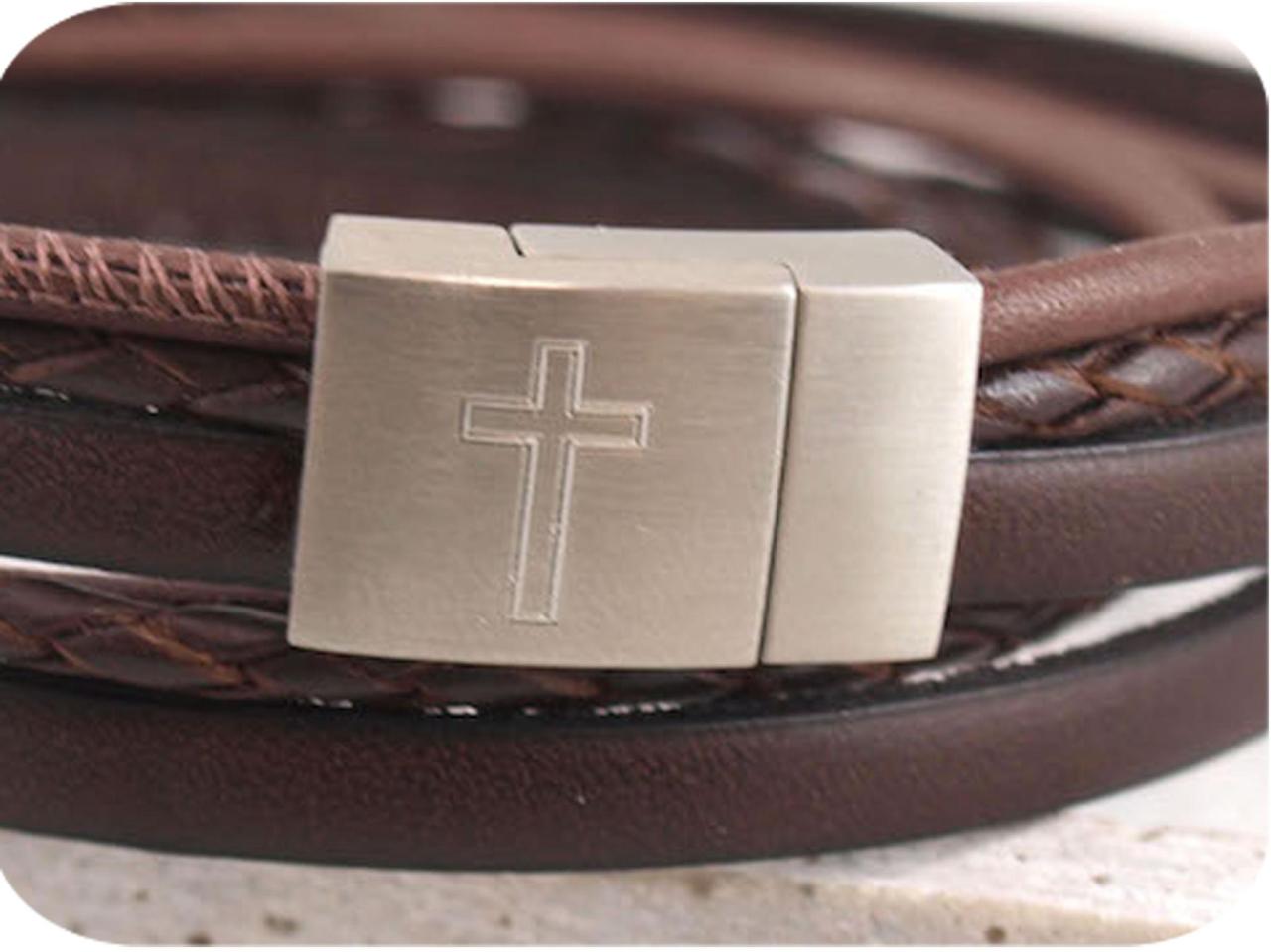 Silberner Magnetverschluss eines Lederarmbandes mit Kreuz Gravur