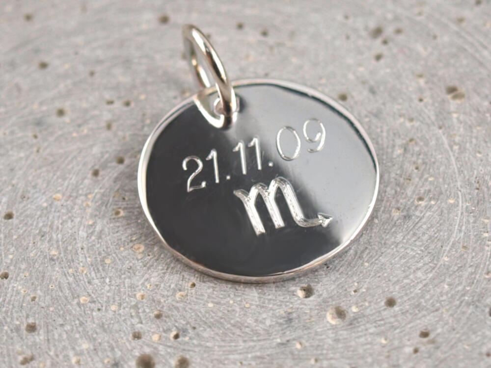 Sternzeichen Gravur auf rundem Gravuranhaenger aus 925er Silber, Geburtstagsgeschenk, persönliches Geschenk zum Geburtstag