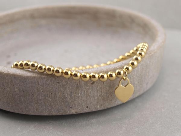 Vergoldetes Silberperlenarmband mit kleinem Gravurherz als romantisches Geschenk