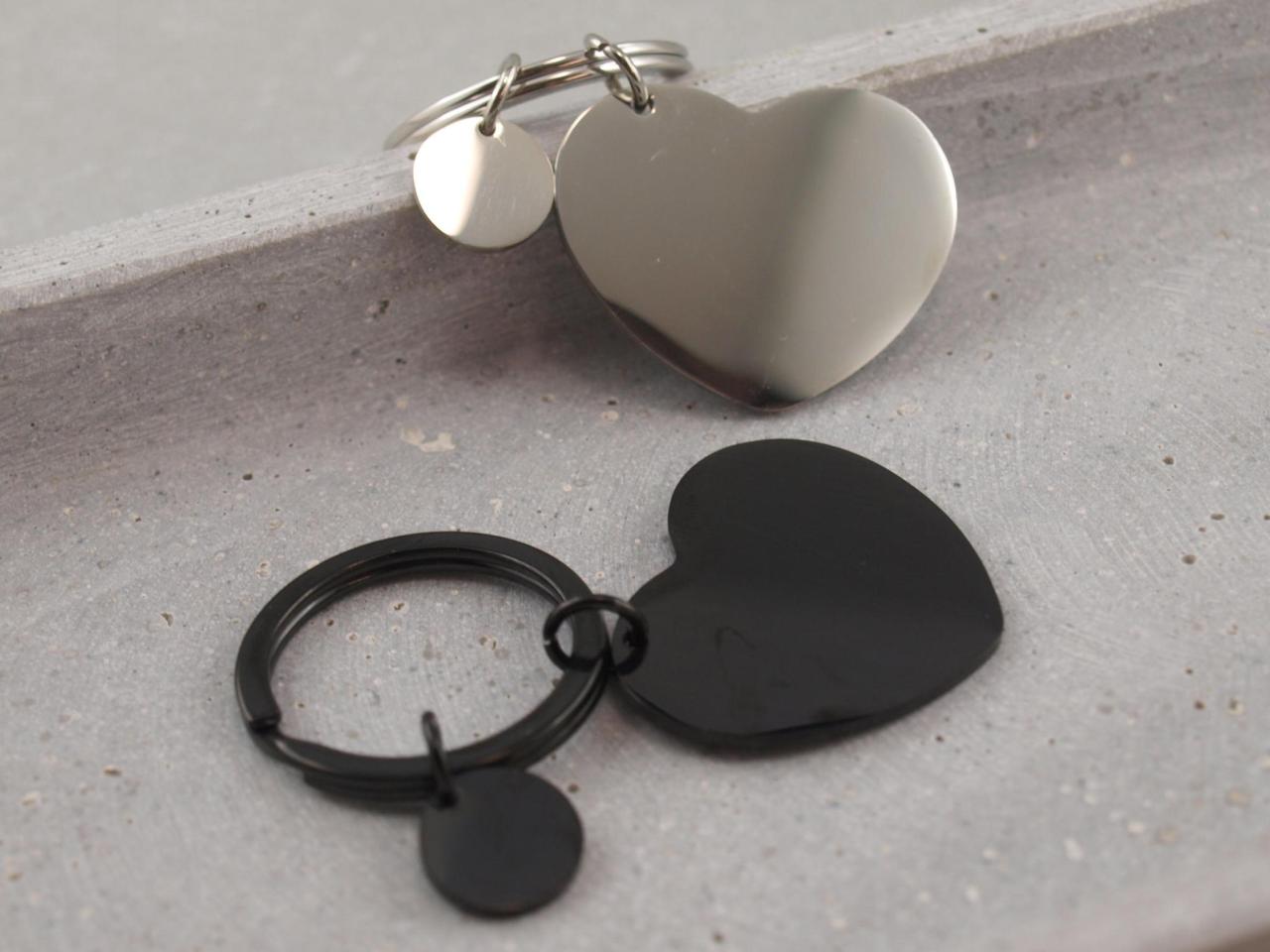 Schluesselanhaenger Herz aus Edelstahl mit Gravur Option in schwarz oder Silber