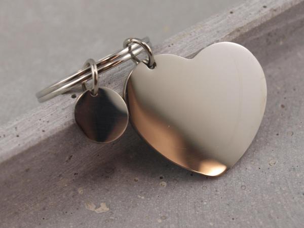 Schlüsselanhänger Herz aus Edelstahl in Silber mit Gravur Option als Geschenkidee