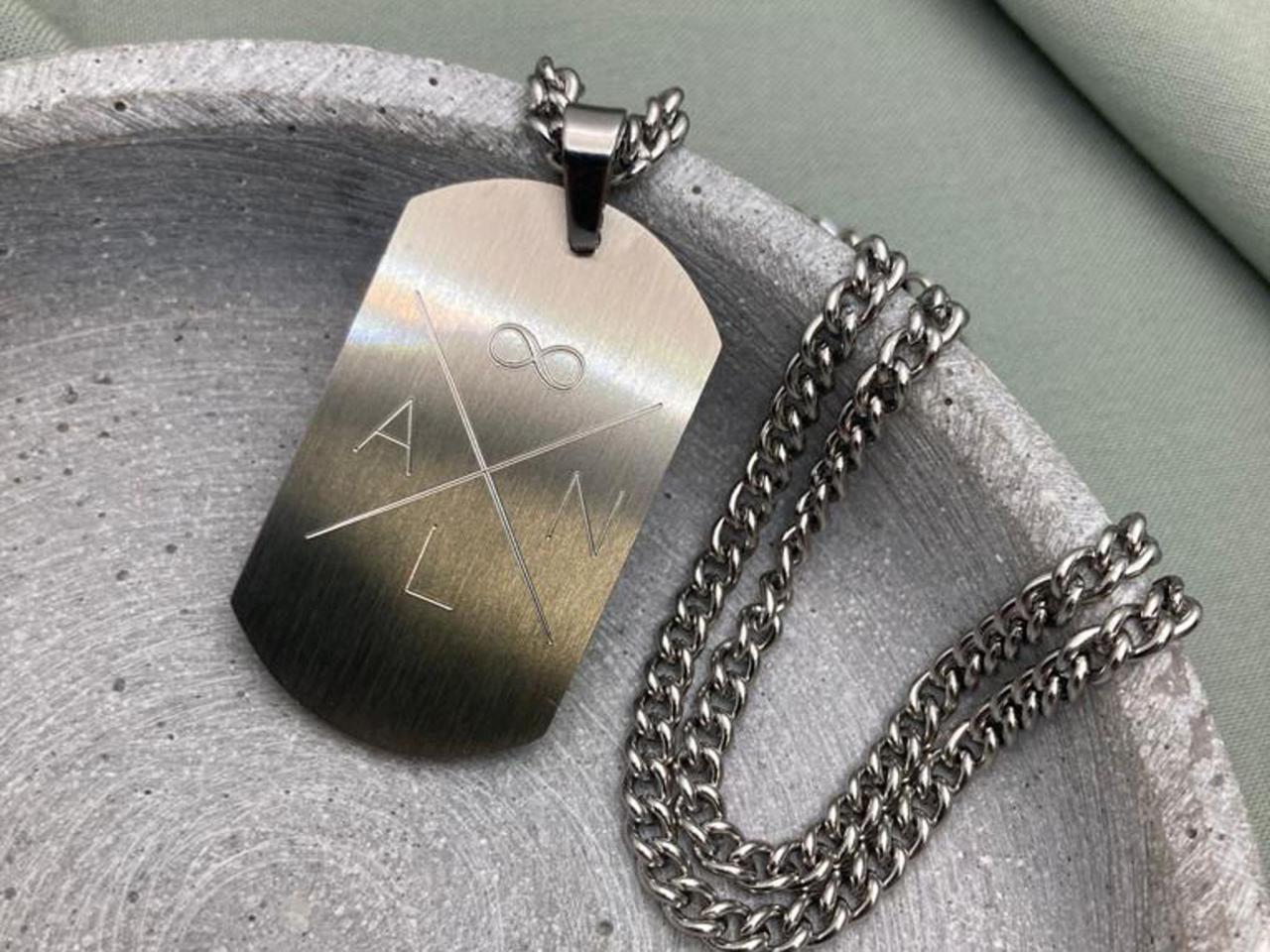 Namenskette für Männer, Familienkette, Kette mit Buchstaben für Mann, Kindernamen, Anhänger für Kette Dog Tag aus Edelstahl mit persönlicher Gravur als Geschenkidee