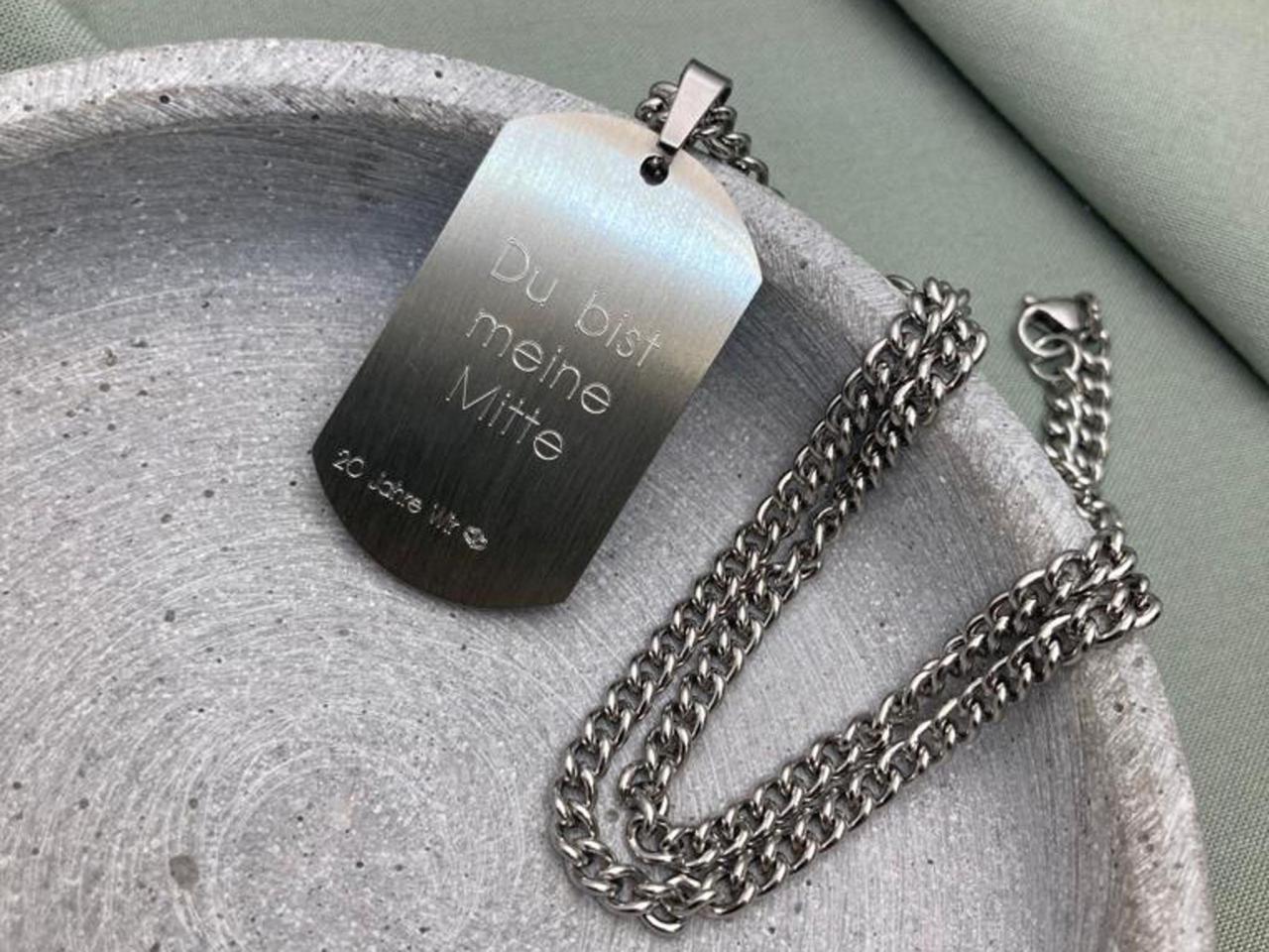 Anhänger für Kette Dog Tag aus Edelstahl mit persönlicher Gravur als Geschenkidee