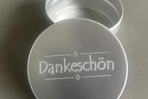 Silberne Aluminium Dose mit Dankeschön Gravur als Geschenkverpackung, Geschenk für Kollegin