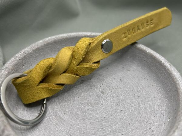 Gelber Schluesselanhaenger aus Leder mit Gravur-Option auf Schraube und Leder