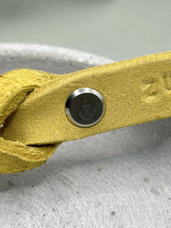Gravierte Schraube des geflochtenen Schluesselanhaengers aus Leder in Gelb, individuelles Geschenk
