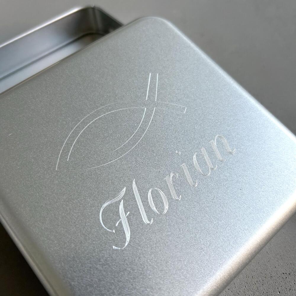 Eckige Dose aus Weißblech mit Fisch Gravur als Geschenkverpackung zur Konfirmation und Kommunion