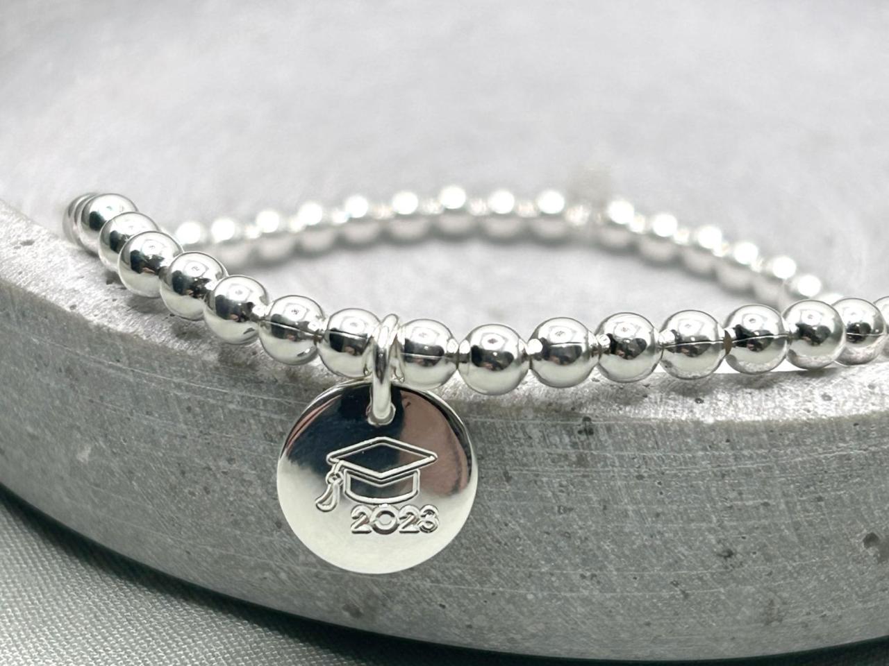 Perlenarmband aus 925er Silberperlen mit rundem Anhänger mit Bachelorhut Gravur als Geschenkidee, Armband Damen