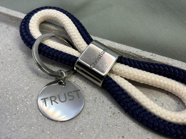 Segeltau Schlüsselanhänger mit Gravur aus zwei Segeltau Farben mit Gravuranhänger