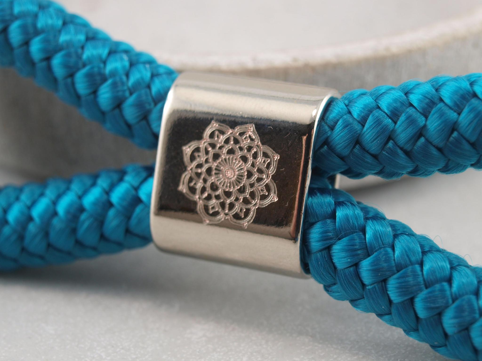 Schluesselanhaenger aus Segeltau in türkis mit Mandala Gravur