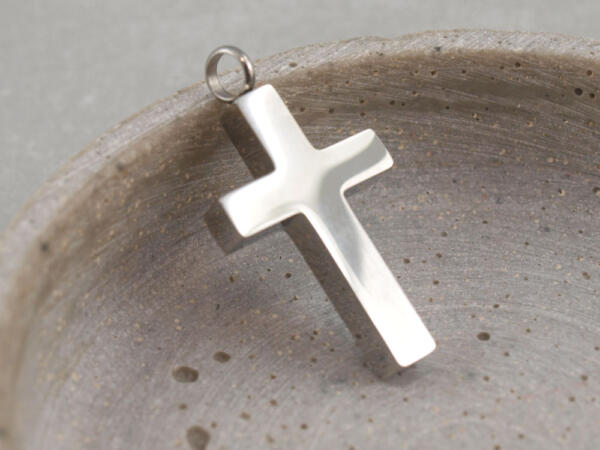 Ascheanhänger als Erinnerungsschmuck, Kreuz Silber mit Stein
