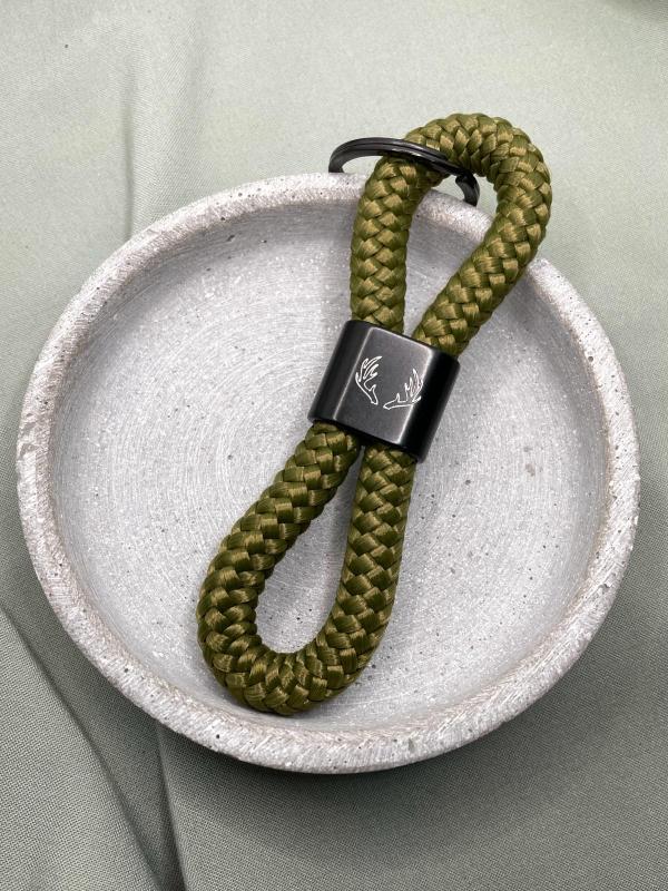 Moosfarbener Schlüsselanhänger aus Segeltau mit Hirschgeweih Gravur, Jagdschmuck