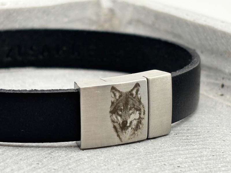 Lederarmband mit Gravur auf dem Verschluss Wolf