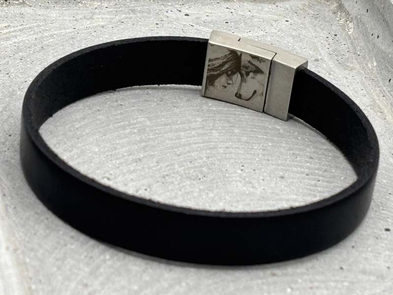 Lederarmband mit Gravur auf dem Verschluss innen