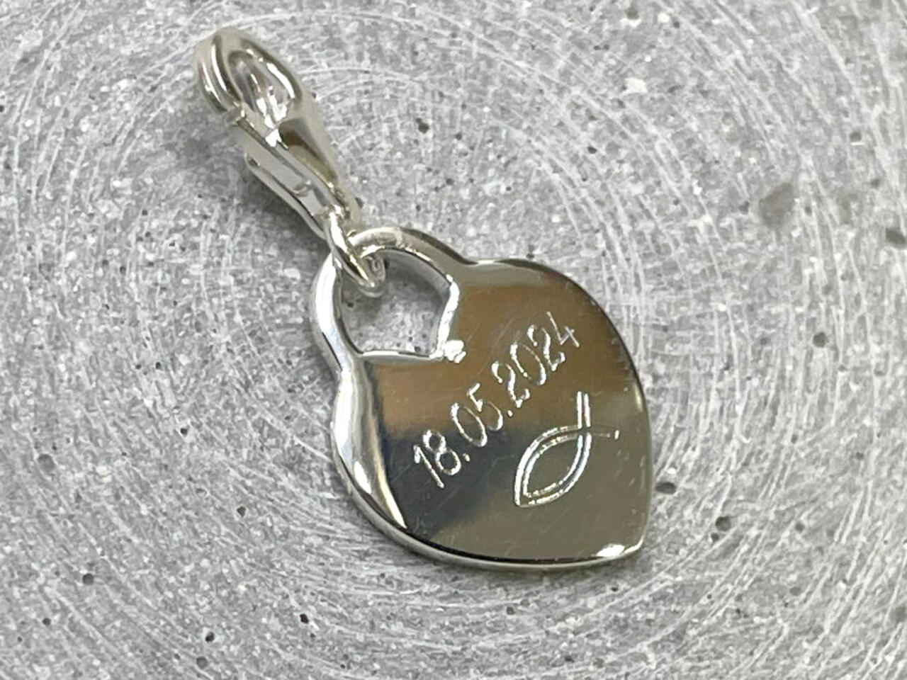 Gravuranhänger Herz mit Karabiner, Charm, Geschenk zur Konfirmation, Fisch Gravur