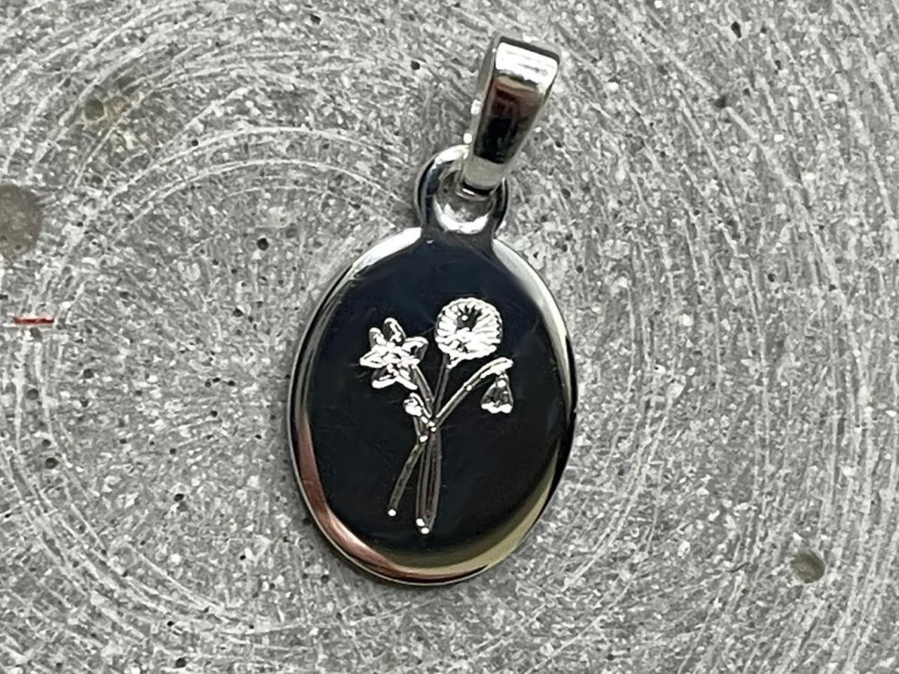 Kleiner ovaler Anhänger mit Geburtsblumen Strauß, Monatsblume