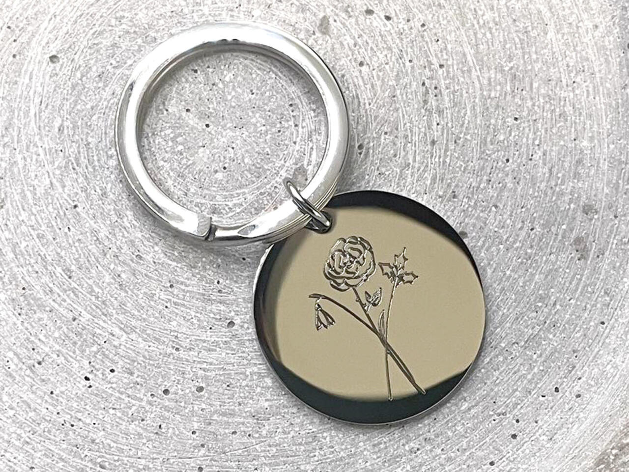 Runder Schlüsselanhänger mit Geburtsblumen Gravur, Monatsblume