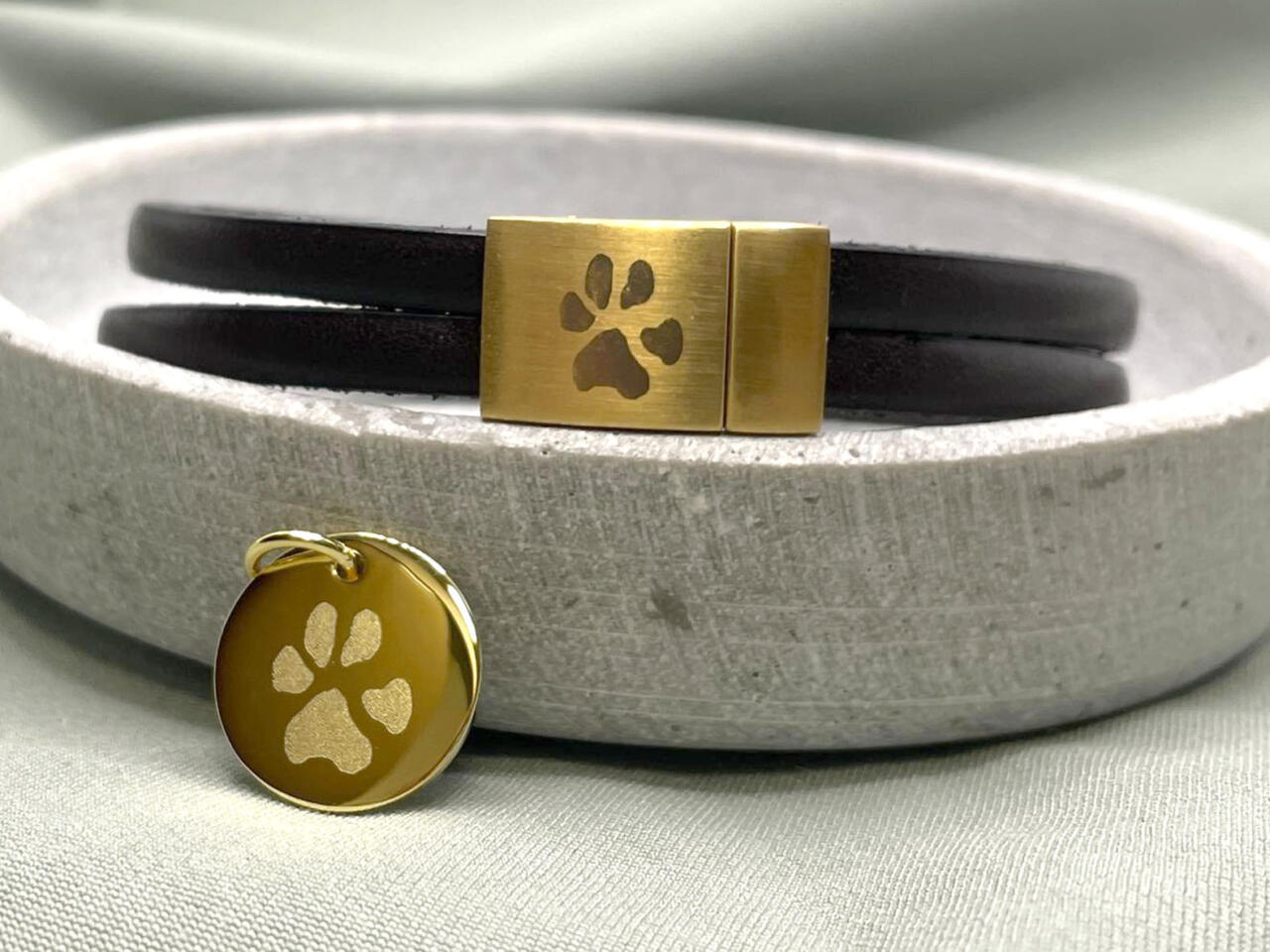 Armband Herren Gold, Lederarmband mit goldenem Verschluss, Pfote als Gravur, Gravuranhänger, Erinnerungsschmuck, persönliches Geschenk