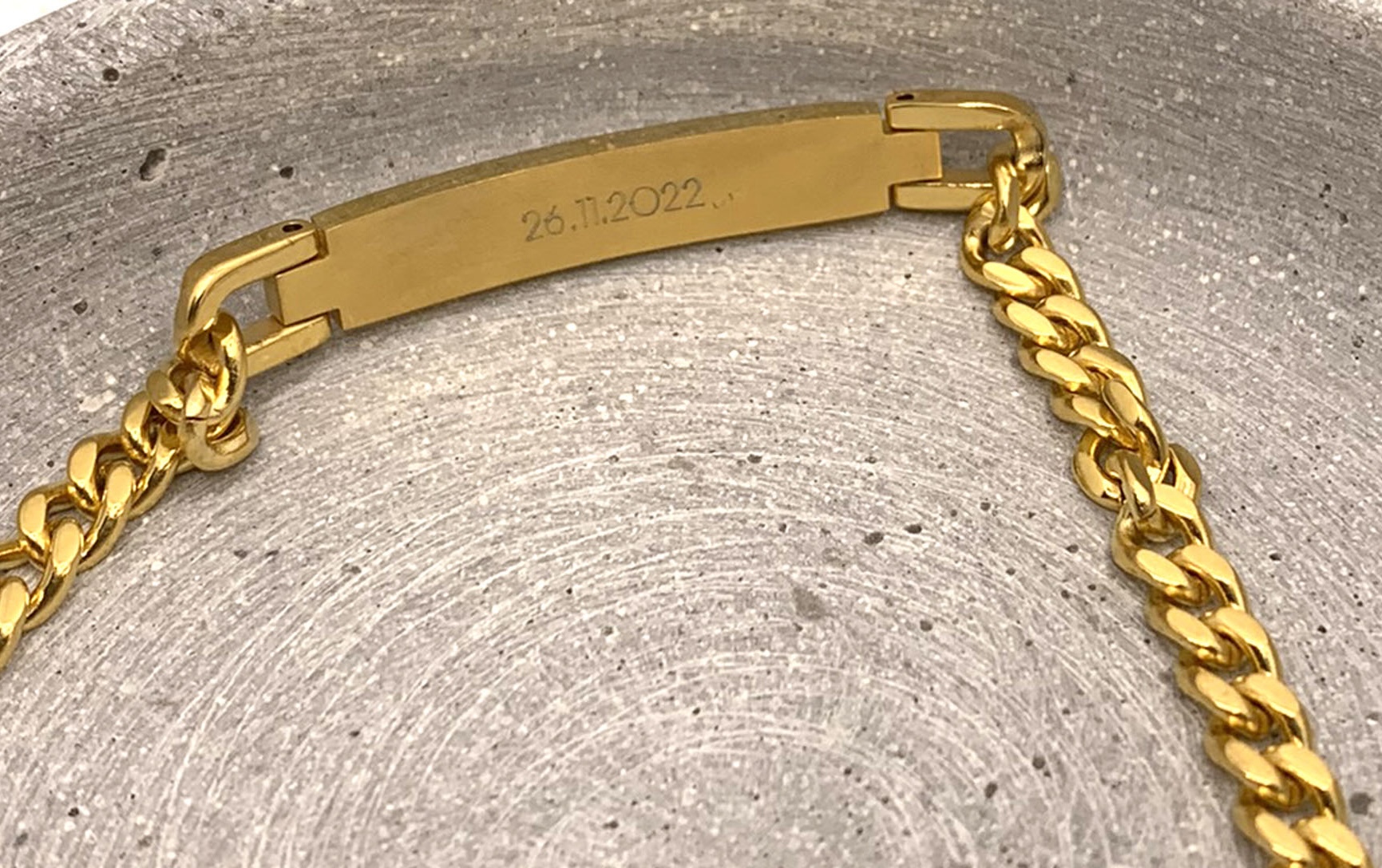 Männer Armband Gold mit Gravur, Herrenarmband in Gold mit Gravur,Titan Panzer Armband Gold, Gravur auf der Innenseite, Datum, Geschenkidee