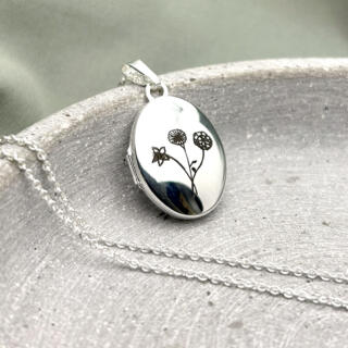 Nachhaltiger Schmuck und Accessoires. Kleine Unternehmen können Nachhaltig arbeiten. Hier: Medaillon mit Geburtsblumengravur, Anhänger Geburtsblume, recyceltes Silber