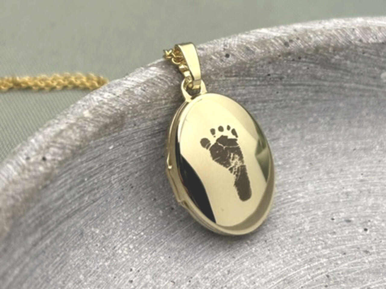 Foto Medaillon Gold, Gravur Babyfuß, Geschenk zur Geburt, Geschenk für Mama