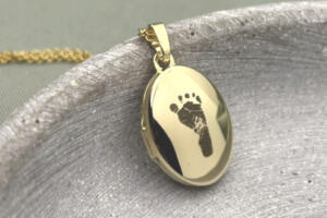 Foto Medaillon Gold, Gravur Babyfuß, Geschenk zur Geburt, Geschenk für Mama