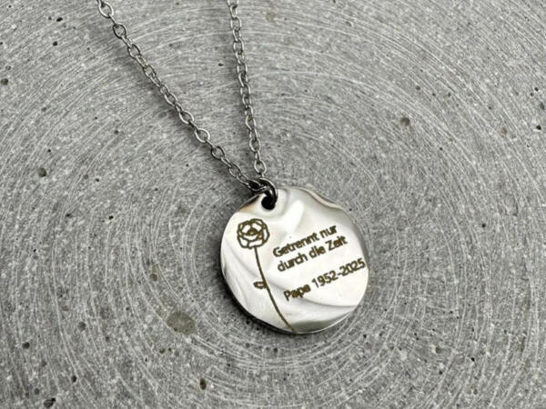 Kette mit Gravuranhänger individuelle Gravur mit Geburtsblume