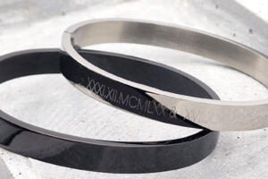 Armreifen aus Chirurgenstahl Silber und Schwarz mit Gravur