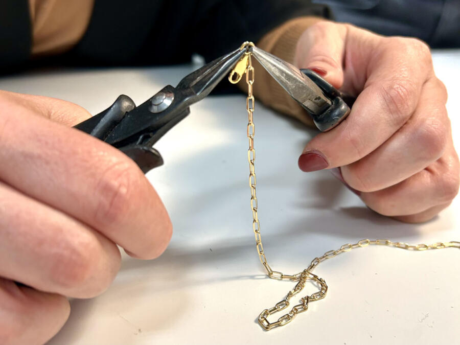 Handwerk, Juwelier Wiesbaden, Schöniglich, von Hand gefertigt, Gravuren Wiesbaden, Schmuck mit Gravur, Armbänder in Wunschgröße,Schmuck Online Kaufen, Schmuck aus Deutschland, Handschrift Gravur, Hundepfote als Gravur, Namensketten, Familienketten,