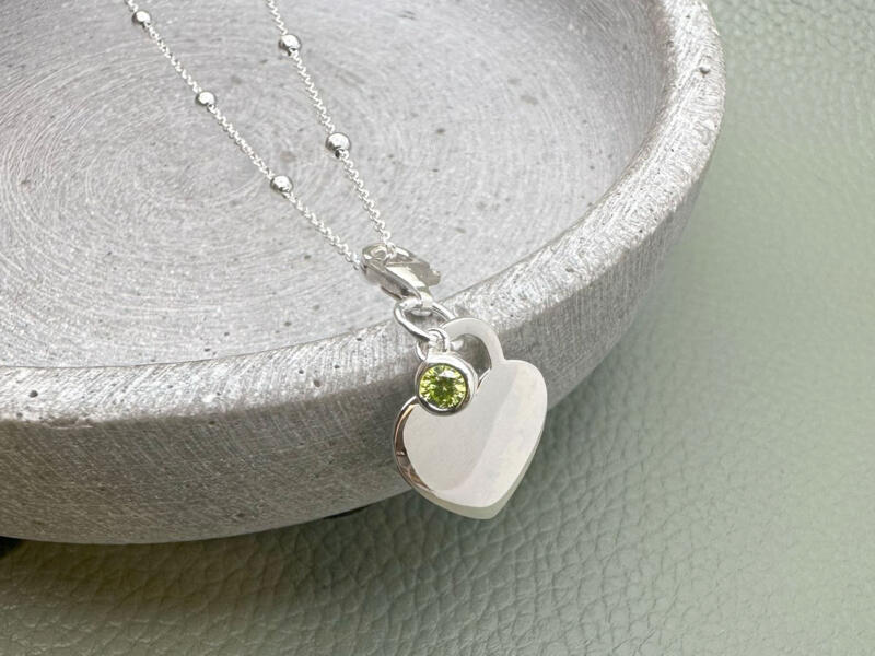 Geburtsstein in der Farbe Grün mit Gravuranhänger Herz, Gravur auf Herz, Geburtsstein Mai, Samaragd Grün, bunte Edelsteine