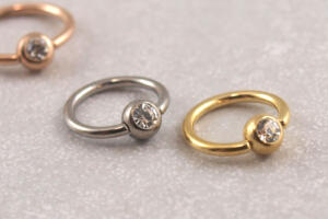 Klemmring mit Glitzerkugel, Helix Piercing, Tragus Piercing, Nasen Piercing aus Titan