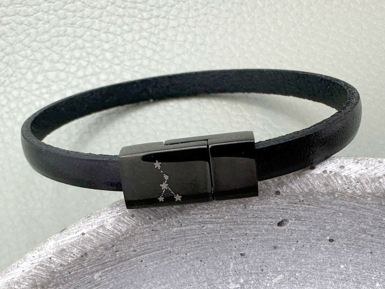 Schmales Armband mit Sternbild Gravur, Sternzeichen auf Armband, Geschenkidee, Lederarmband mit Sternbild, Geburtstagsgeschenk für Teenager, Geburtstagsgeschenk Junge