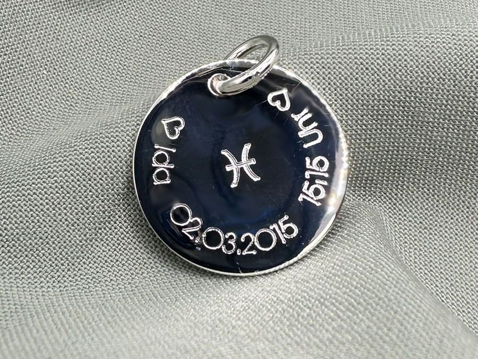 Sternzeichen Schmuck, Symbole, Geburtsgeschenk, Datum und Name graviert, Gravur Anhänger mit Rundgravur, Silber Anhänger mit Gravur, Sternzeichen Gravur.jpg