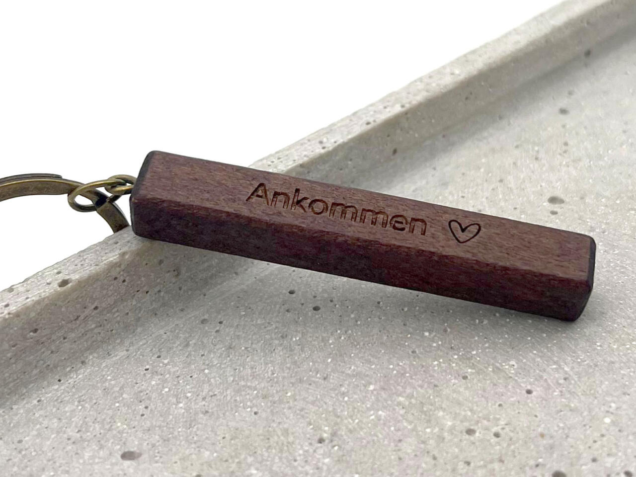 geschenk zum 5. Hochzeitstag, schlüsselanänger aus holz mit gravur, romantisches geschenk zum Hochzeitstag, Angekommen