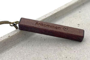 geschenk zum 5. Hochzeitstag, schlüsselanänger aus holz mit gravur, romantisches geschenk zum Hochzeitstag, Angekommen