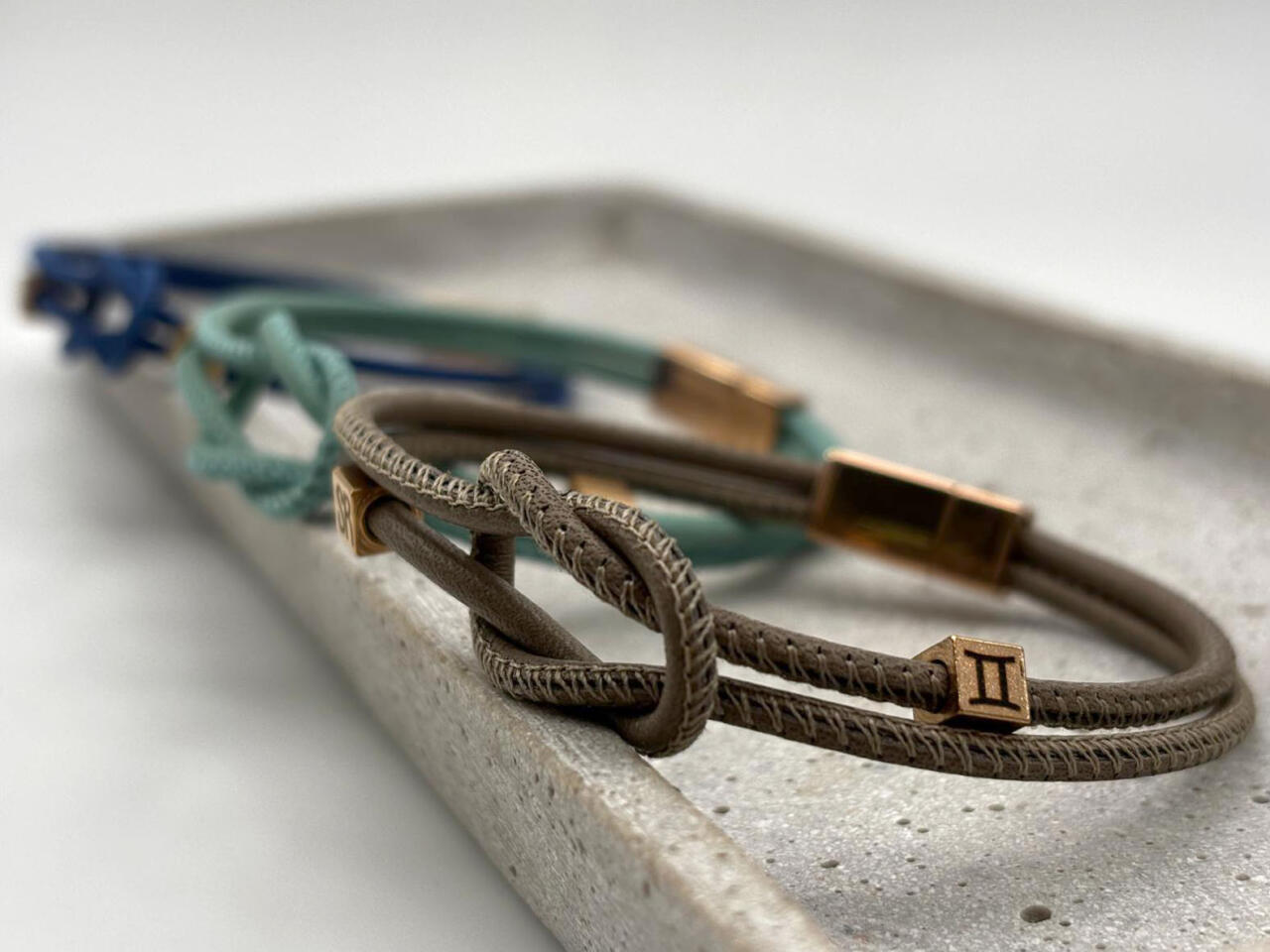 Armband Damen mit Knoten, Nappaleder mit Gravur Würfel, Armband Knoten, drei Farben