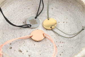 Armband mit Gravurplättchen aus Edelstahl, drei Farben