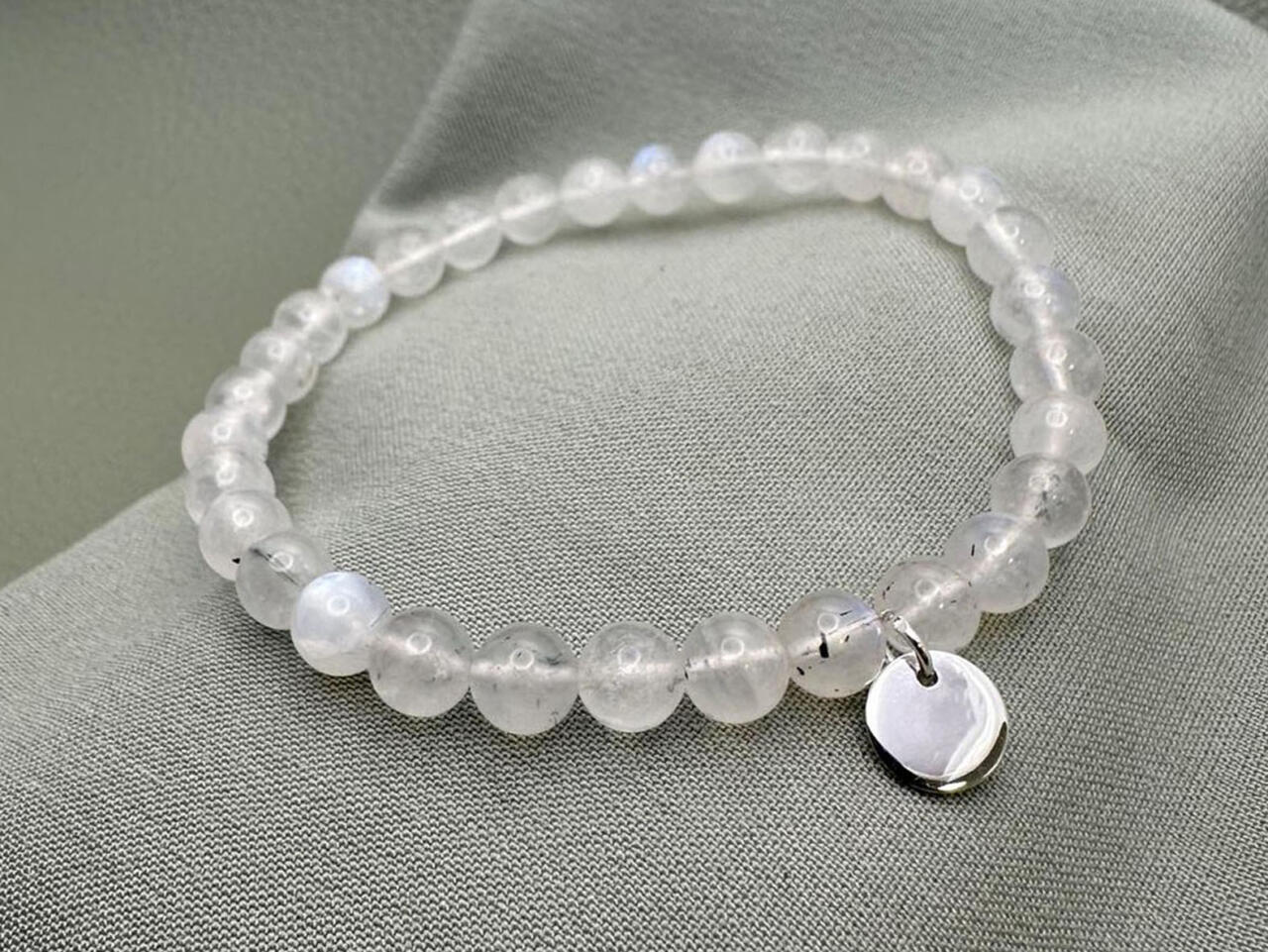 Edelstein Perlenarmband mit Gravuranhänger Silber, Mondstein_