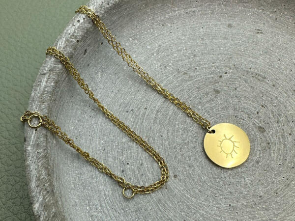 Kette mit Gravur Gold, Sonnengravur auf Plättchen Gold