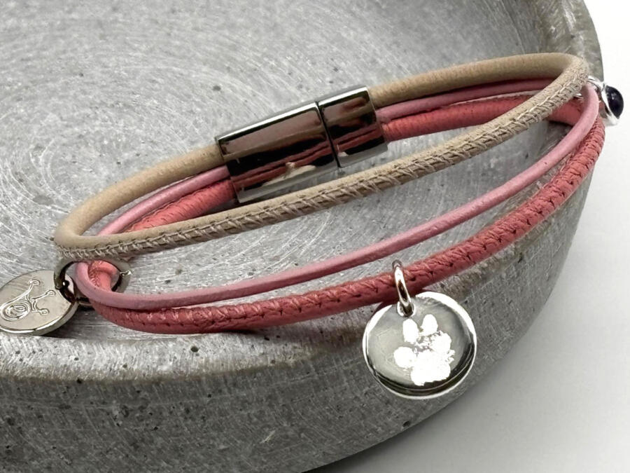 Lederarmband Damen mit Anhänger, Armband Damen mit Gravur, Kinderarmband mit Anhänger Pfotenabdruck
