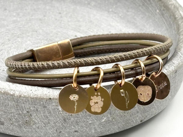 Lederarmband mit Gravuranhängern, Armband Damen mit vielen Anhängern, Individuelle Gravuren