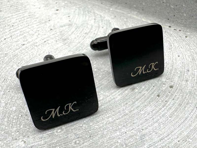 Manschettenknöpfe Schwarz mit Gravur, Geschenk für Mitarbeiter